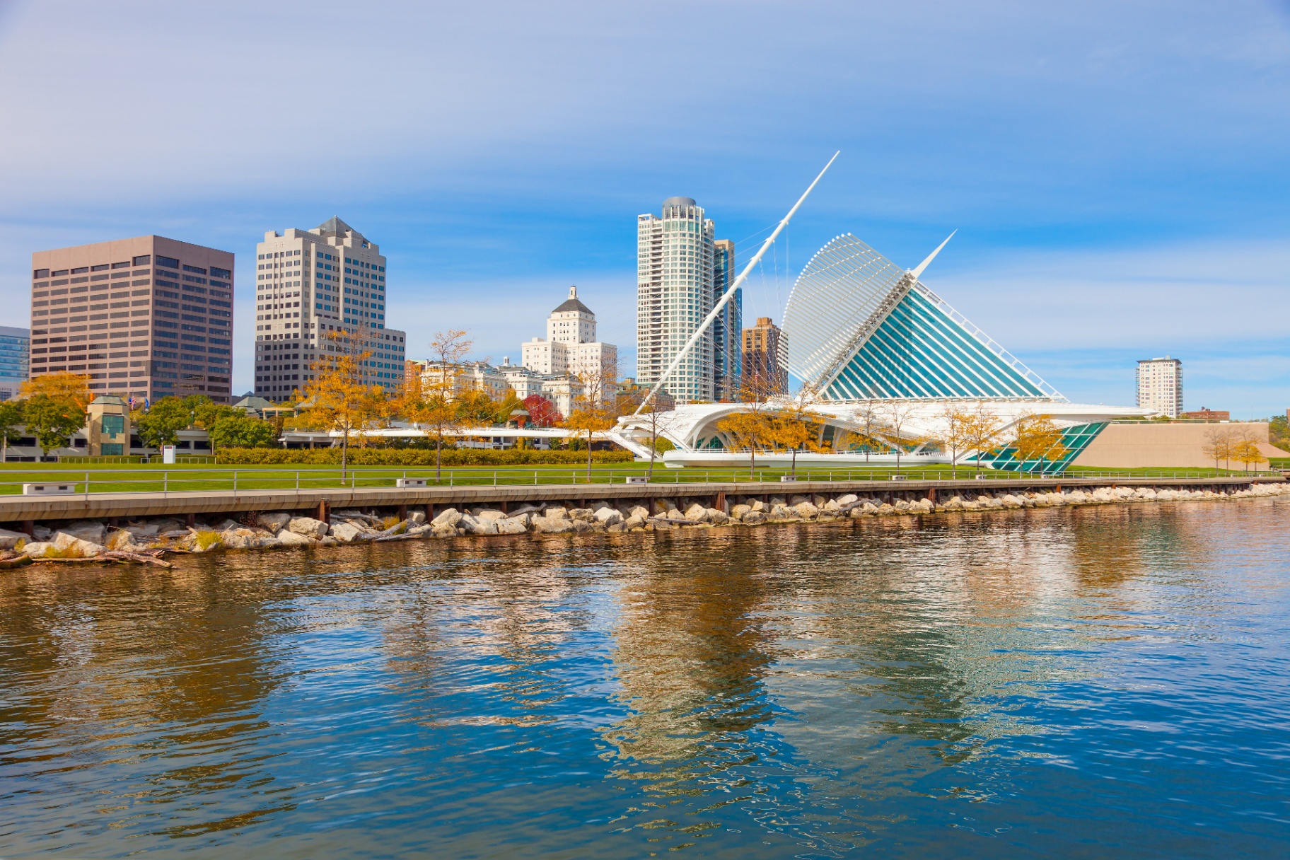 Milwaukee skyline with the Art Museum on the lakefront